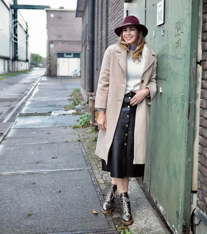Black Leather Button-Front Midi Skirt With Blue Sweater And Beige Coat Black Leather Button-Front Midi Skirt With Blue Sweater And Beige Coat — Simple Leather Skirt Outfits