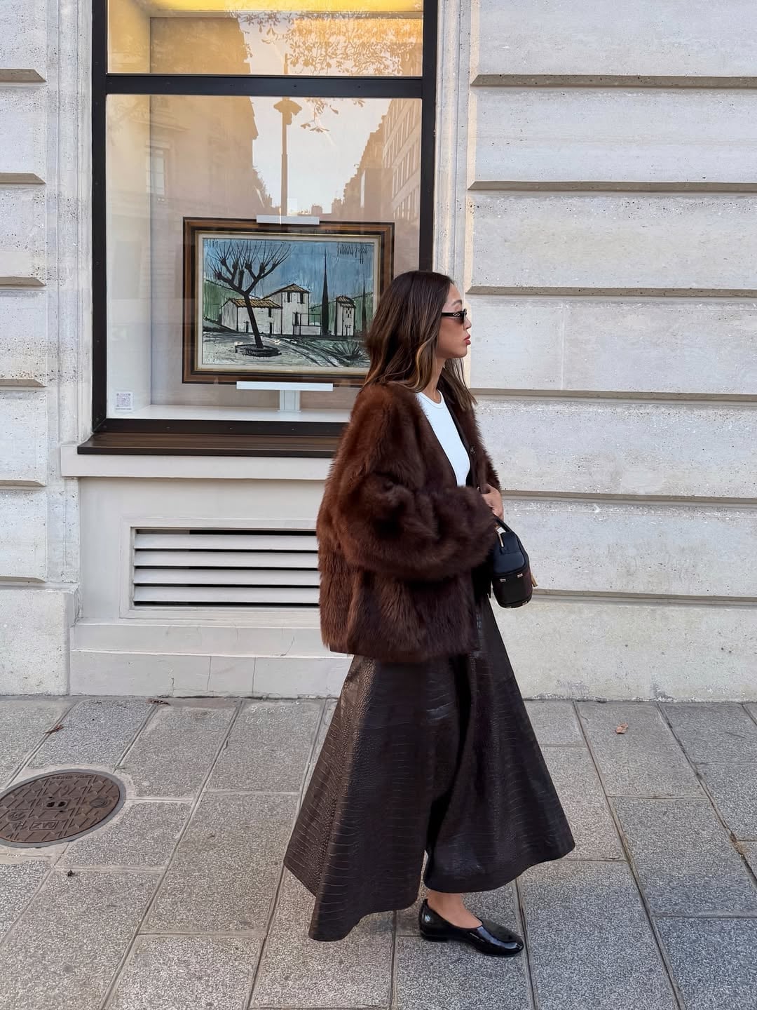 Brown Leather A-Line Skirt With T-Shirt And Fur Coat Brown Leather A-Line Skirt With T-Shirt And Fur Coat — Simple Leather Skirt Outfits