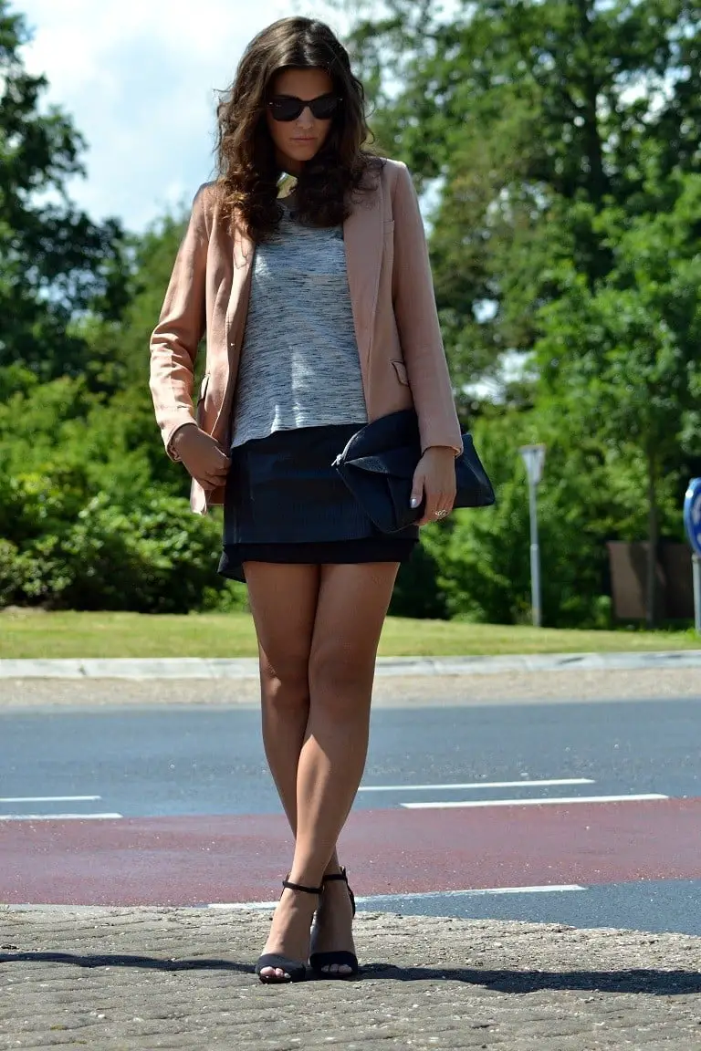 Black Leather Mini Skirt With Pink Blazer And Gray T-Shirt Black Leather Mini Skirt With Pink Blazer And Gray T-Shirt — Simple Leather Skirt Outfits