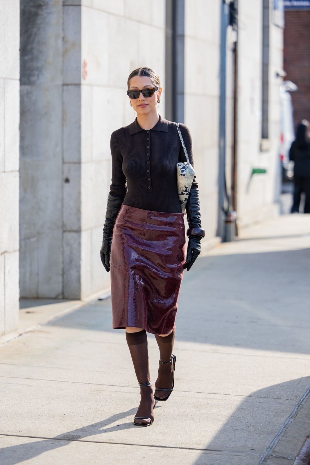 Sequined Burgundy Leather Midi Skirt With Polo Shirt And Gloves Sequined Burgundy Leather Midi Skirt With Polo Shirt And Gloves — Simple Leather Skirt Outfits