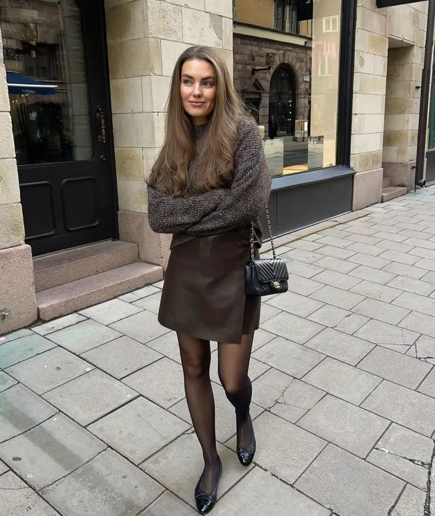 Brown Leather Mini Skirt With Textured Knit Sweater And Tights Brown Leather Mini Skirt With Textured Knit Sweater And Tights — Simple Leather Skirt Outfits