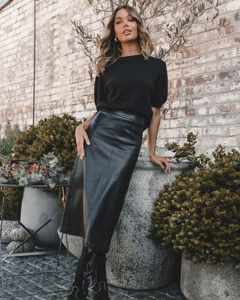 Black Leather Midi Skirt With Crew Neck Top And Western Boots Black Leather Midi Skirt With Crew Neck Top And Western Boots — Simple Leather Skirt Outfits