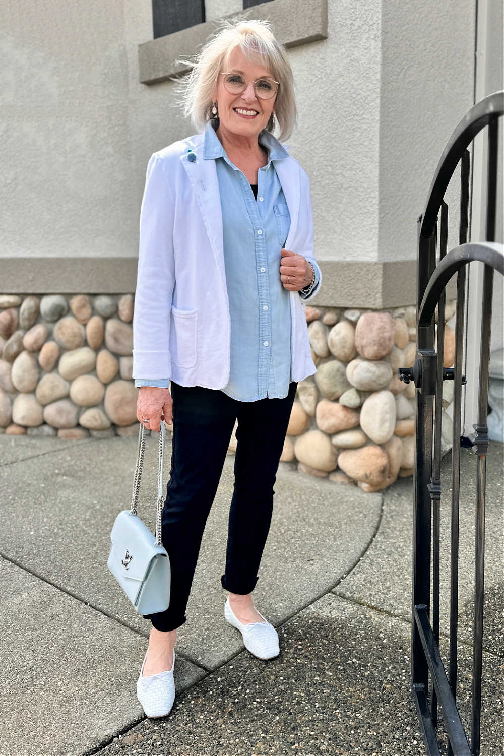 Black Leggings with Chambray Shirt and Linen Blazer Black Leggings with Chambray Shirt and Linen Blazer — Simple Leggings Outfits Casual