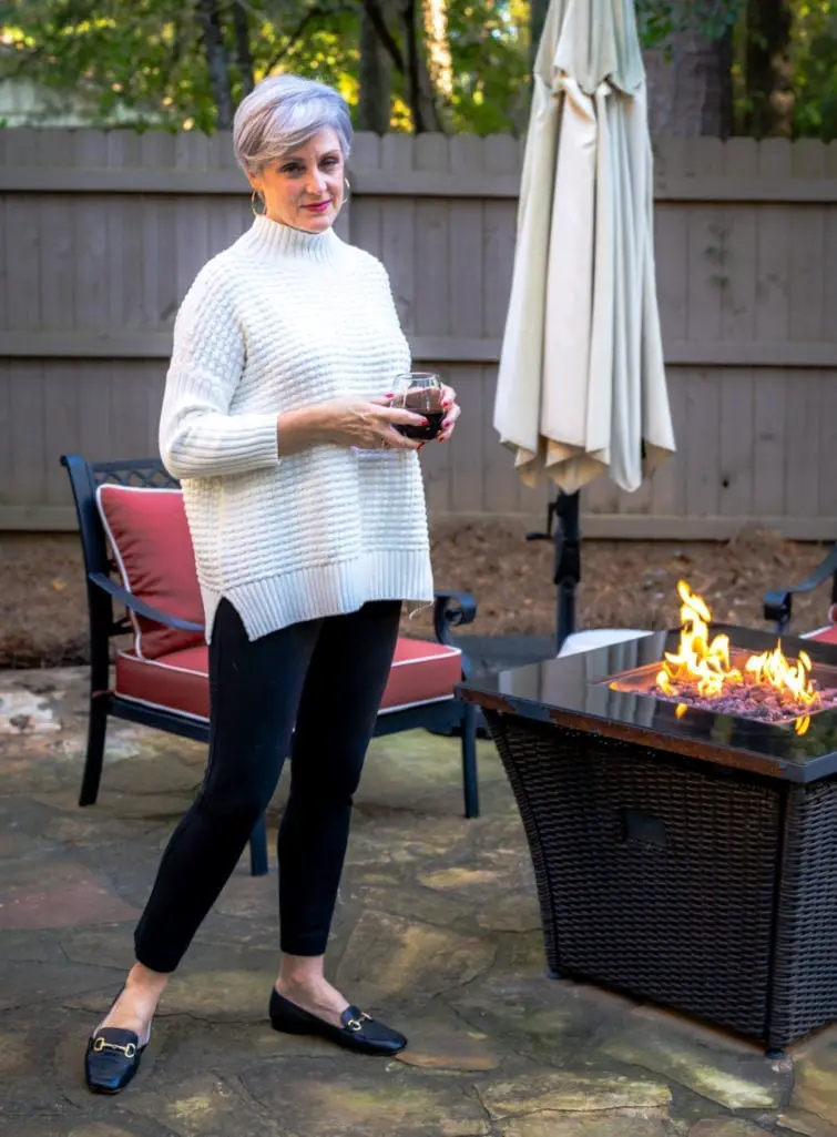 Black Leggings with a Chunky White Cable Knit Sweater Black Leggings with a Chunky White Cable Knit Sweater — Simple Leggings Outfits Casual