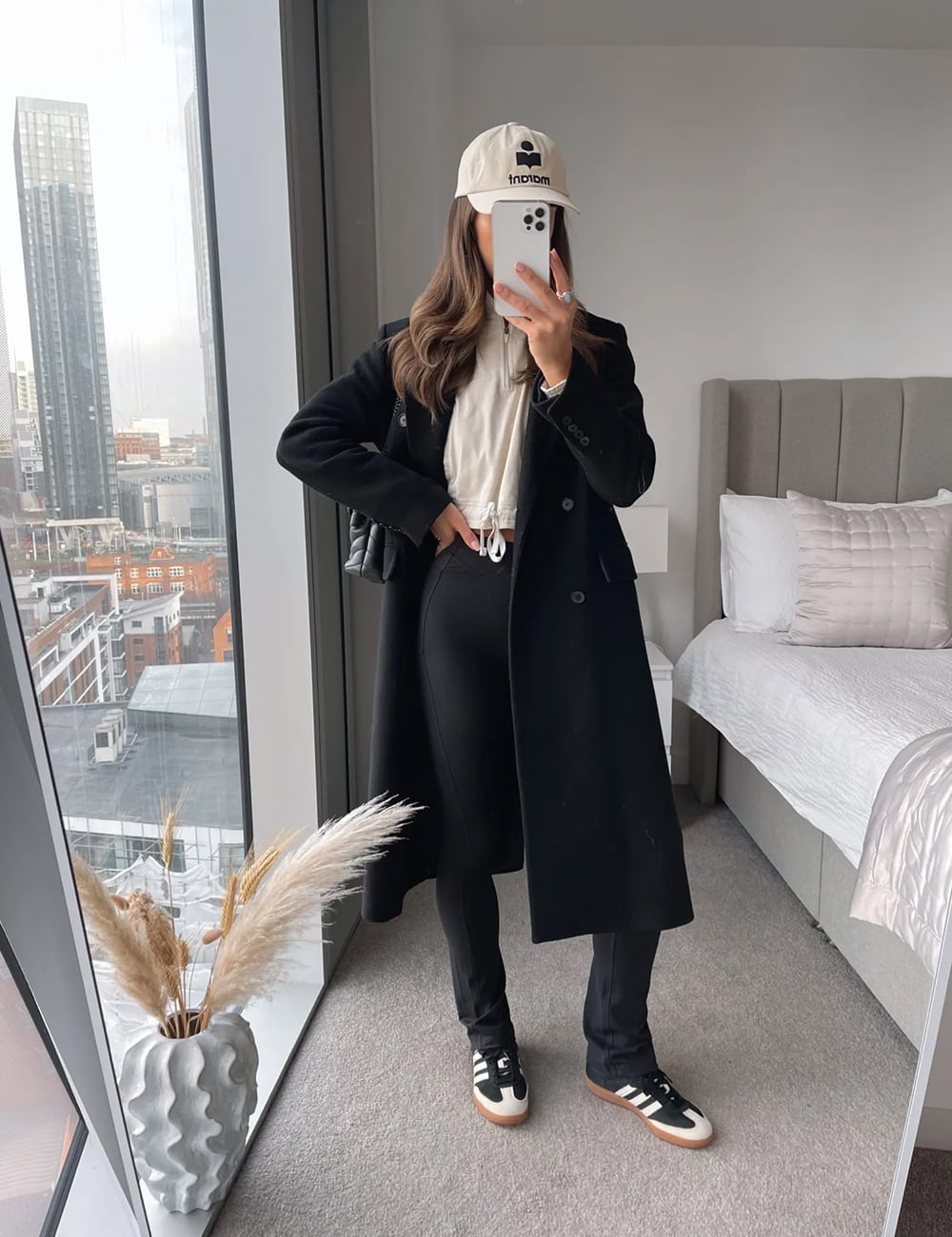 Split Hem Leggings with Wool Coat and Black And White Sneakers Split Hem Leggings with Wool Coat and Black And White Sneakers — Simple Leggings Outfits Casual