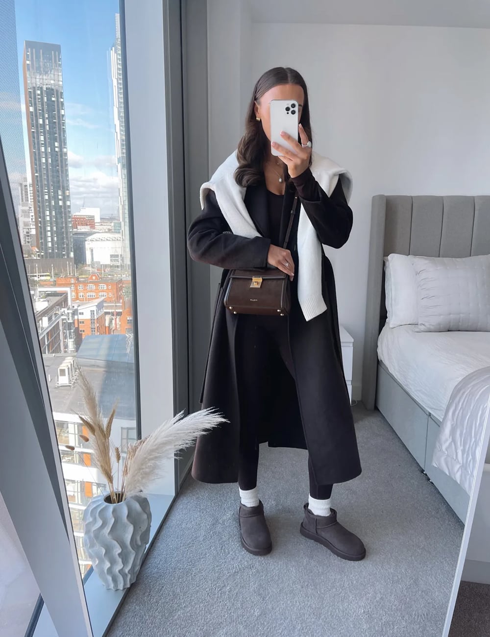 Dark Leggings with a Long Coat and Tied Sweater, Close-Up Take Dark Leggings with a Long Coat and Tied Sweater, Close-Up Take — Simple Leggings Outfits Casual