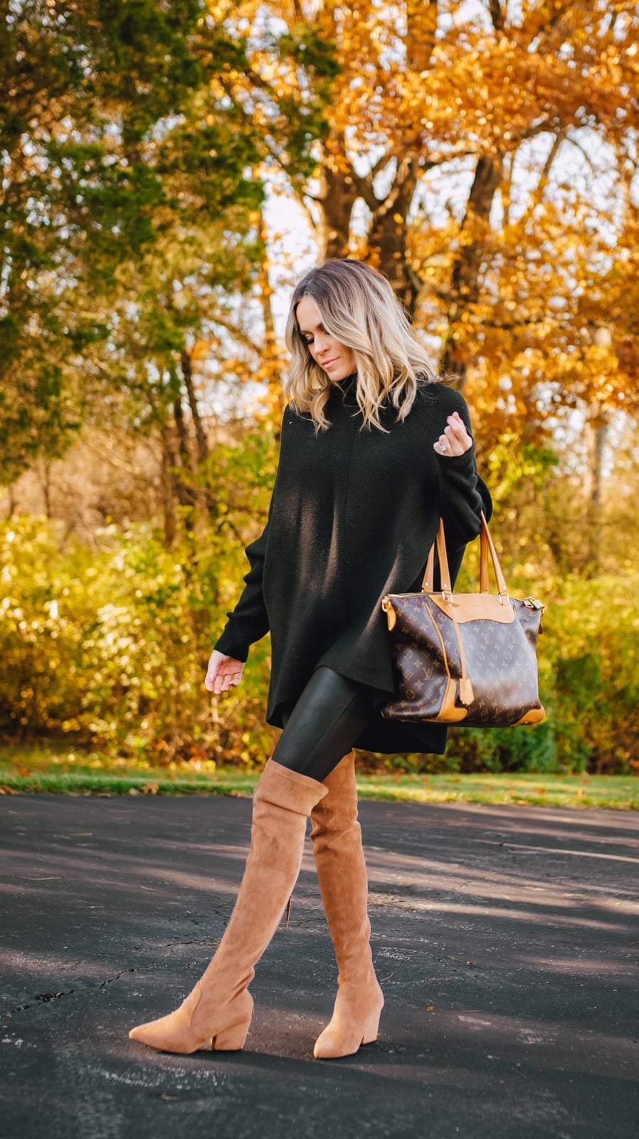 Black Leggings with an Oversized Sweater and Knee-High Boots Black Leggings with an Oversized Sweater and Knee-High Boots — Simple Leggings Outfits Casual