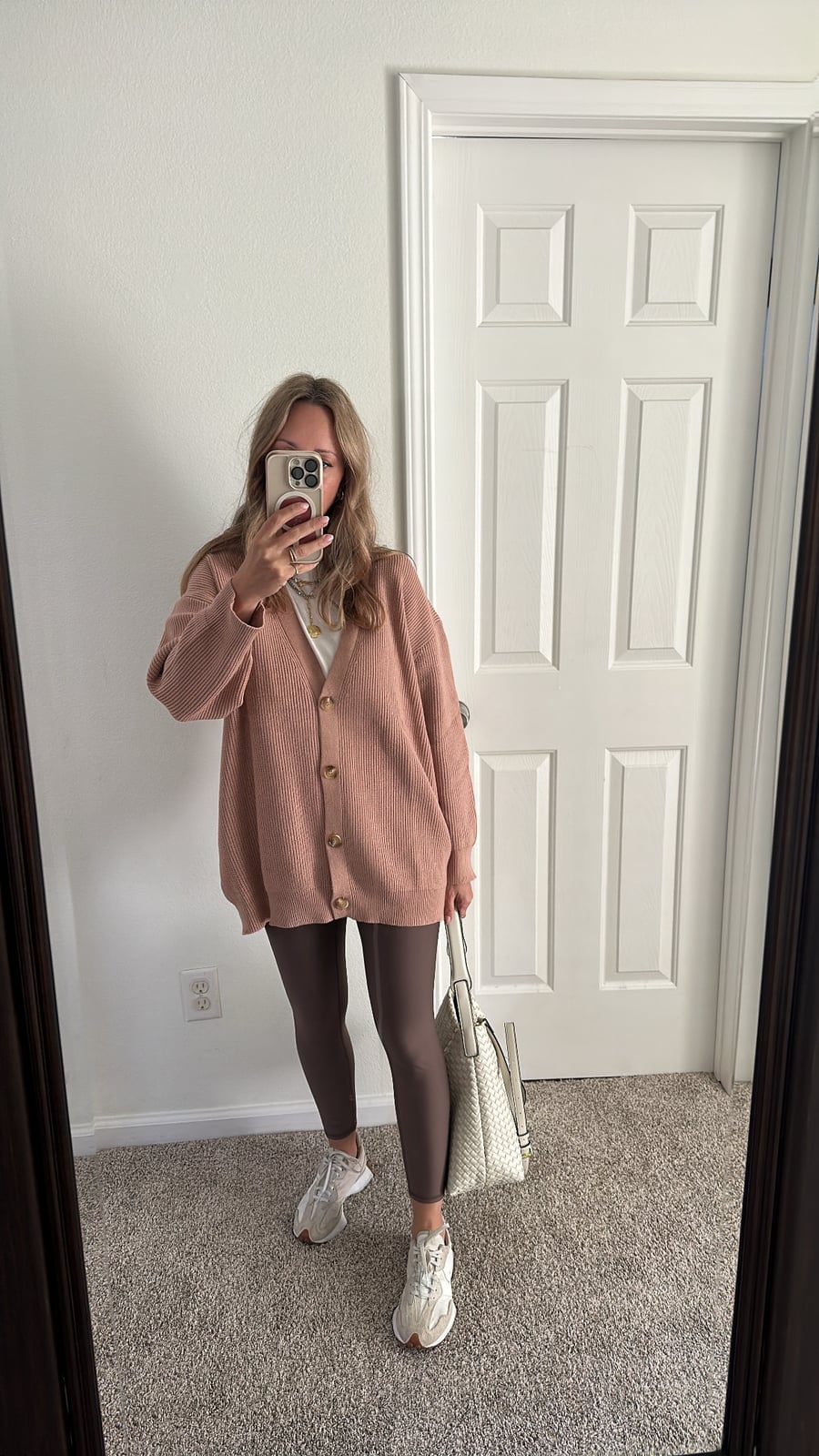 Brown Leggings with a Pink Oversized Cardigan Brown Leggings with a Pink Oversized Cardigan — Simple Leggings Outfits Casual