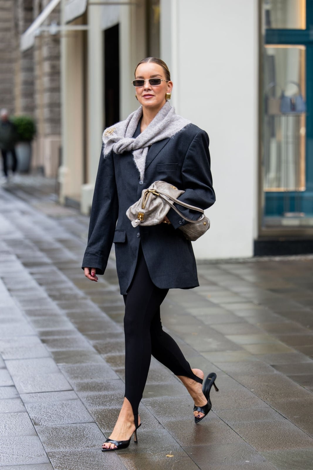 Stirrup Leggings with an Oversized Black Blazer Stirrup Leggings with an Oversized Black Blazer — Simple Leggings Outfits Casual