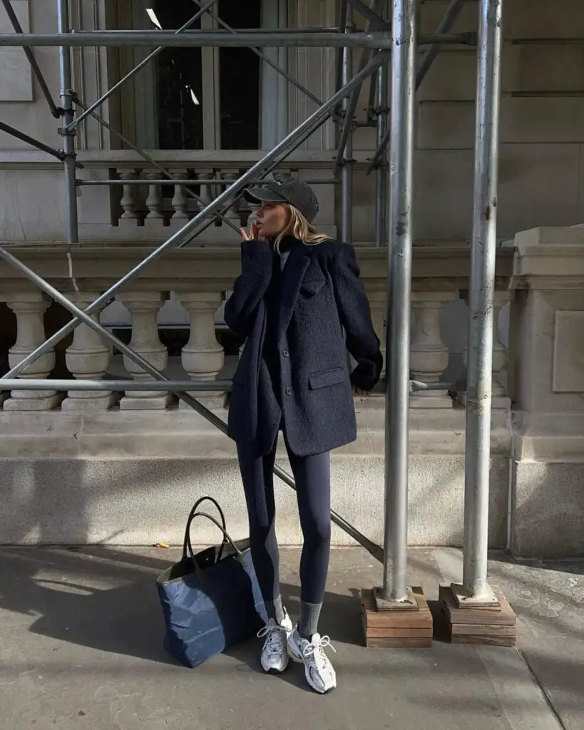 Dark Gray Leggings with a Navy Blazer Dark Gray Leggings with a Navy Blazer — Simple Leggings Outfits Casual