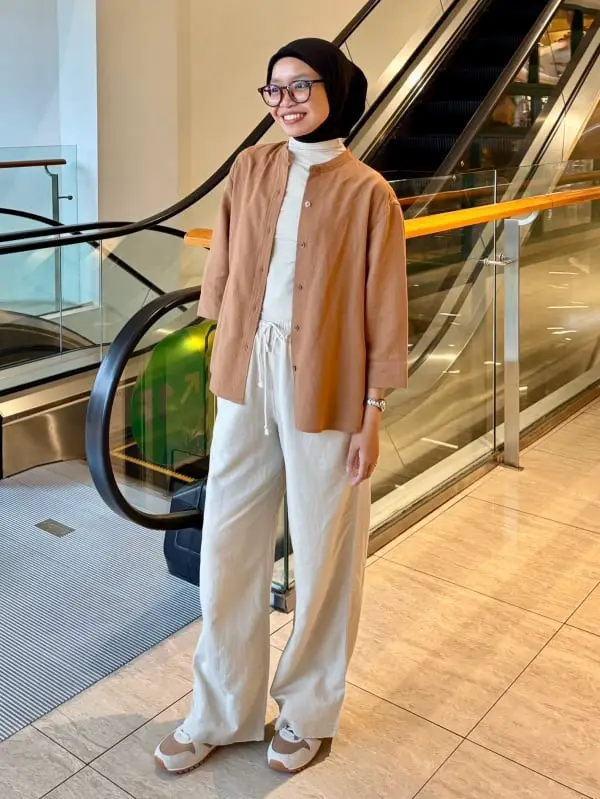 Cream Linen Trousers with Layered Tops Cream Linen Trousers with Layered Tops — Simple Linen Pants Outfits