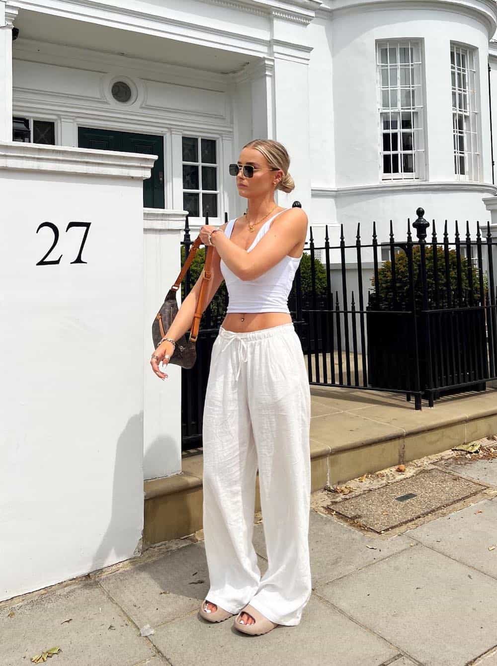 White Linen Pants with Cropped Tank and Beige Slides White Linen Pants with Cropped Tank and Beige Slides — Simple Linen Pants Outfits