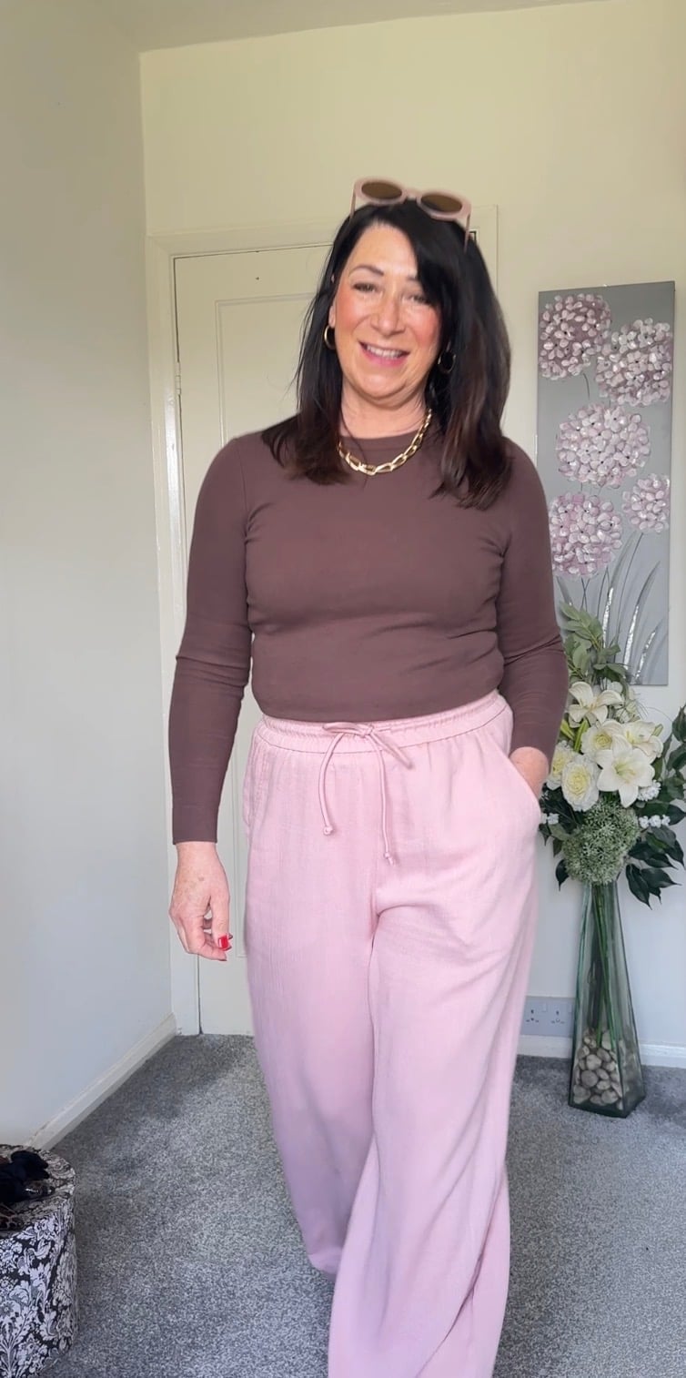 Pink Linen Pants with Brown Knit Top Pink Linen Pants with Brown Knit Top — Simple Linen Pants Outfits