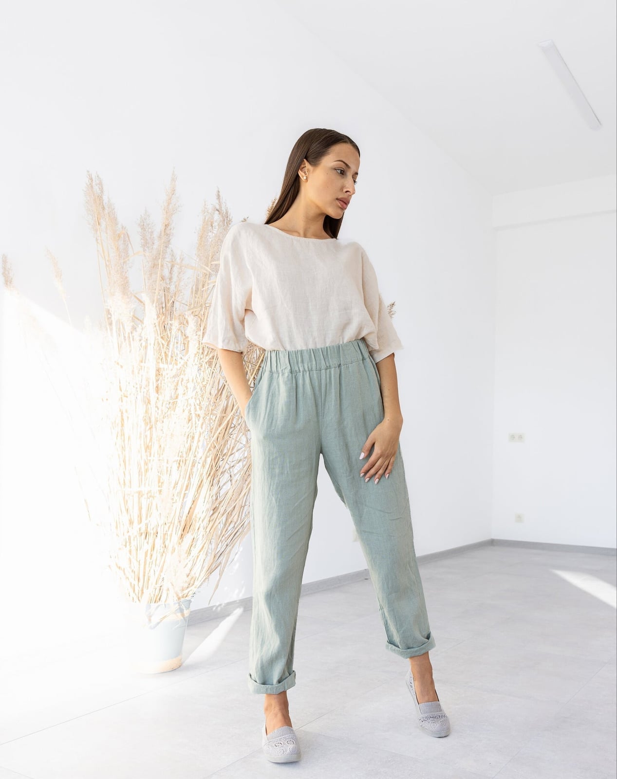 Sage Green Linen Pants with Cream Top and Relaxed Fit Sage Green Linen Pants with Cream Top and Relaxed Fit — Simple Linen Pants Outfits