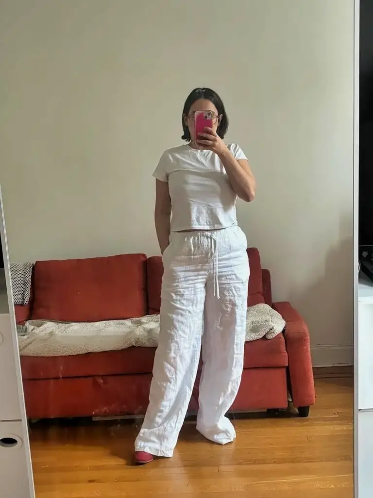 White Wide Leg Linen Pants with Red Ballet Flats, Close-Up Take White Wide Leg Linen Pants with Red Ballet Flats, Close-Up Take — Simple Linen Pants Outfits