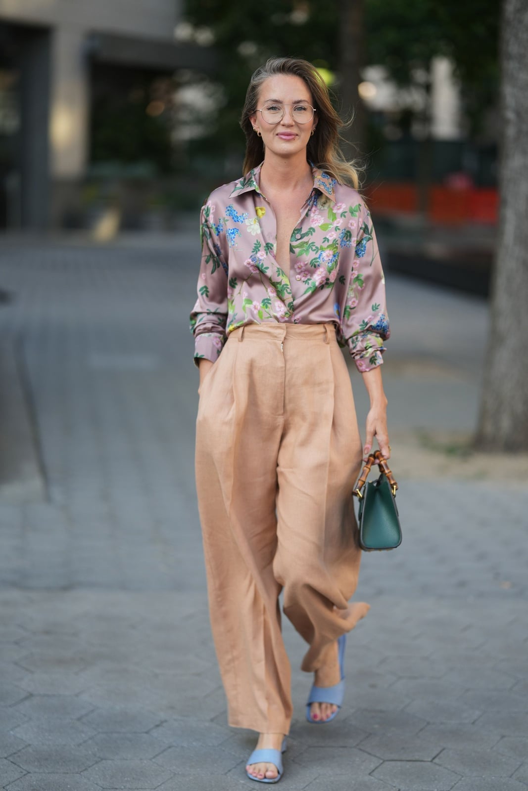 Beige Linen Pants with Floral Print Silk Shirt Beige Linen Pants with Floral Print Silk Shirt — Simple Linen Pants Outfits