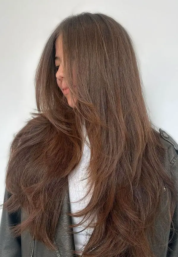 Mid-Back Medium Brown With Curtain Bangs, Close-Up Take Mid-Back Medium Brown With Curtain Bangs, Close-Up Take — Simple Long Haircuts