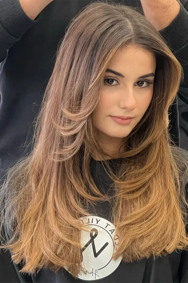 Collarbone Brown With Blonde Balayage And Curtain Bangs, Close-Up Take Collarbone Brown With Blonde Balayage And Curtain Bangs, Close-Up Take — Simple Long Haircuts