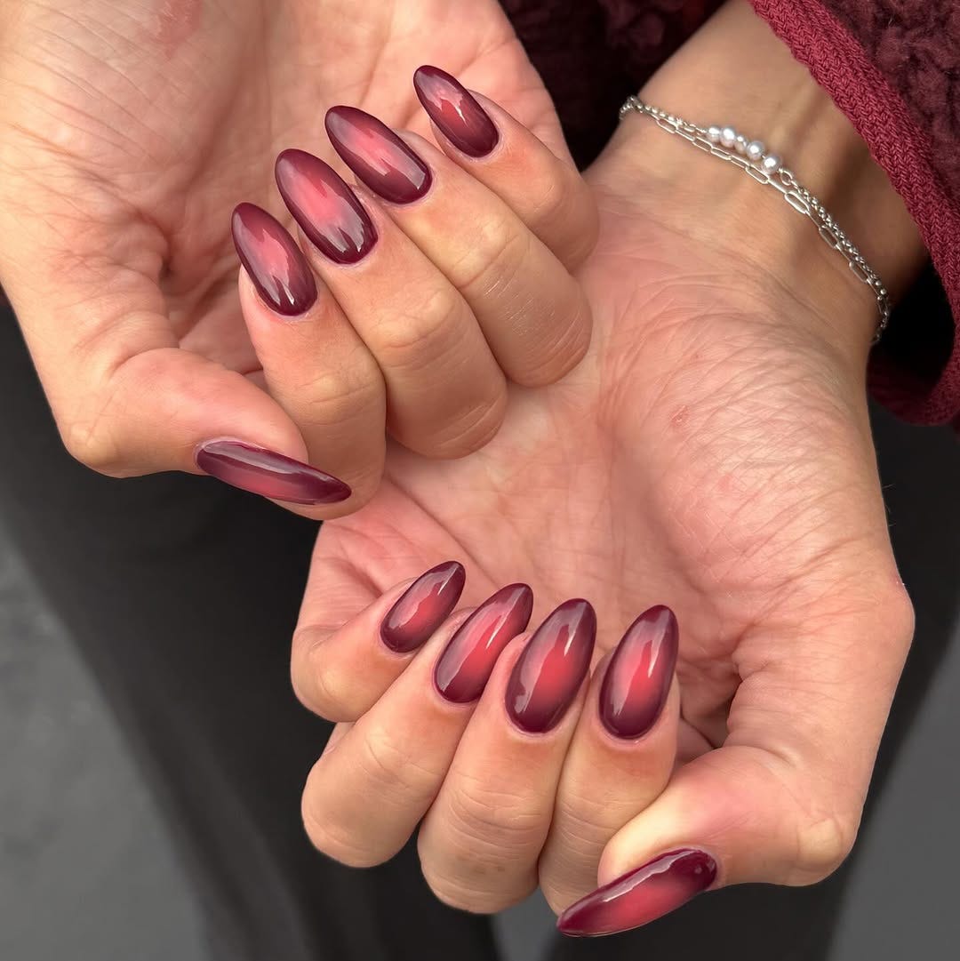 Red Pink Shifting Cat-Eye Oval Nails Red Pink Shifting Cat-Eye Oval Nails — Simple Looks Nail