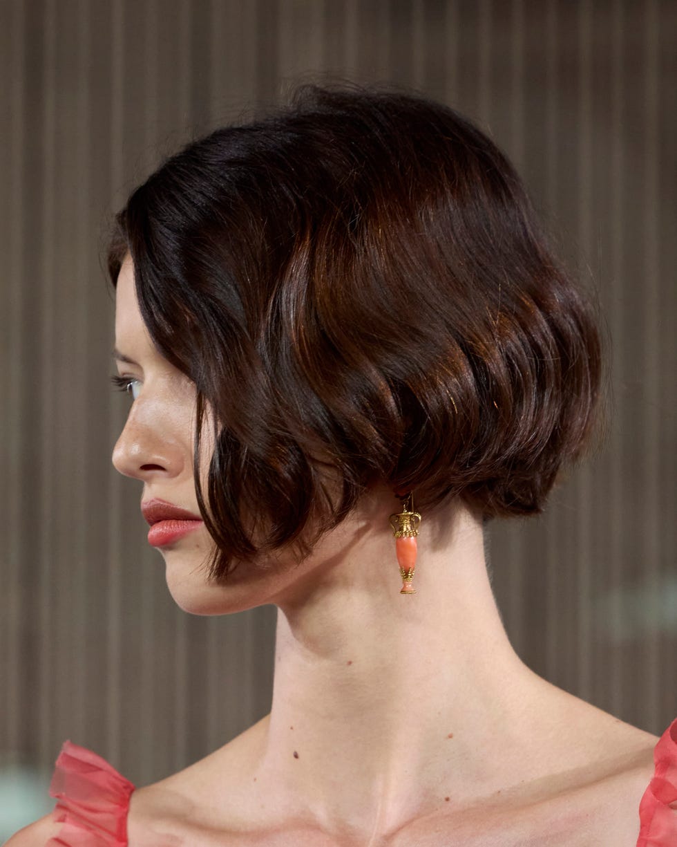 Chin Length Blunt Bob Soft Waves Chin Length Blunt Bob Soft Waves — Simple Medium Bob