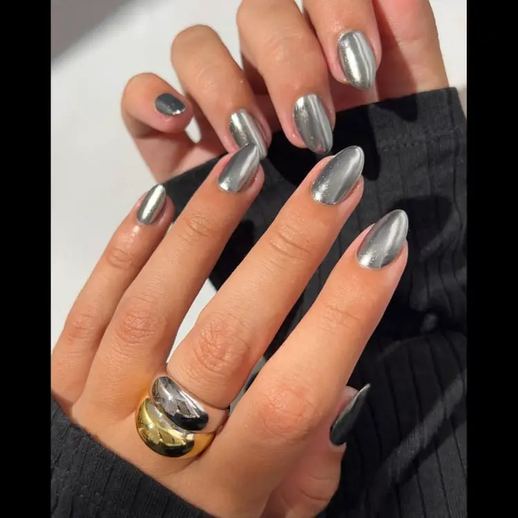 High Shine Silver Chrome Short Almond Nails High Shine Silver Chrome Short Almond Nails — Simple Metallic Nails