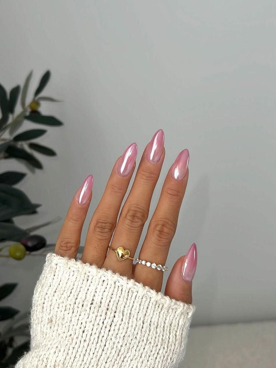Pale Pink Chrome Long Stiletto Nails Pale Pink Chrome Long Stiletto Nails — Simple Metallic Nails