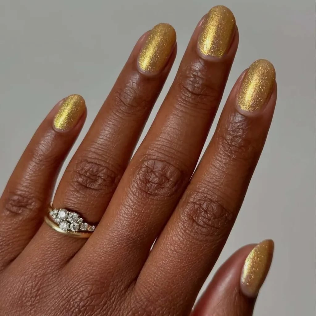 Shimmering Gold Metallic Short Oval Nails With Highlighting The Nails Shimmering Gold Metallic Short Oval Nails With Highlighting The Nails — Simple Metallic Nails