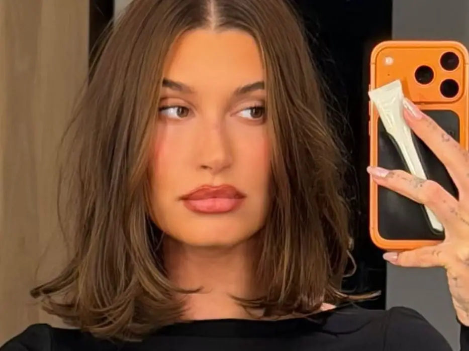 Collarbone Blunt Bob Curtain Bangs Collarbone Blunt Bob Curtain Bangs — Simple Middle Part Hair