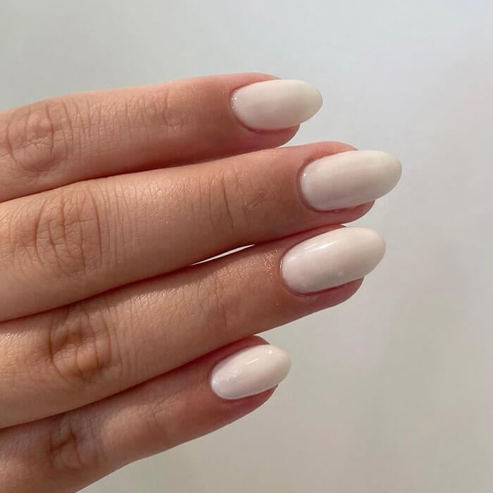 Sheer Milky Short Oval Nails With полупрозрачный молочный Sheer Milky Short Oval Nails With полупрозрачный молочный — Simple Milky White Nails