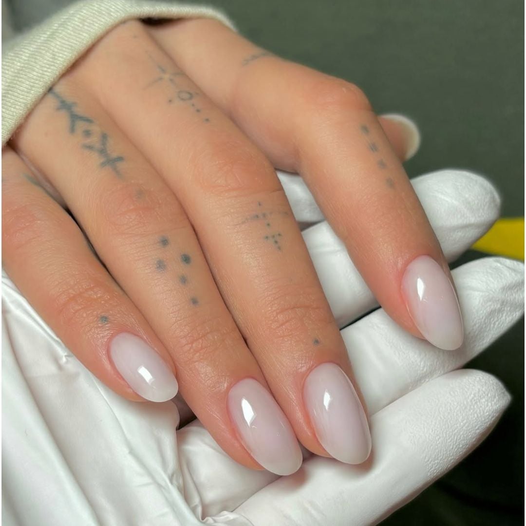 Milky White French Tip Medium Oval Nails, овал Milky White French Tip Medium Oval Nails, овал — Simple Milky White Nails
