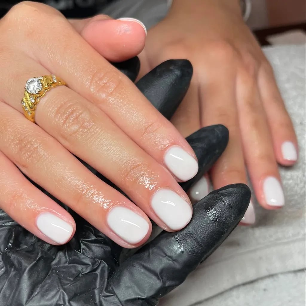 Crisp White French Tip Medium Oval Nails, глянцевый Crisp White French Tip Medium Oval Nails, глянцевый — Simple Milky White Nails
