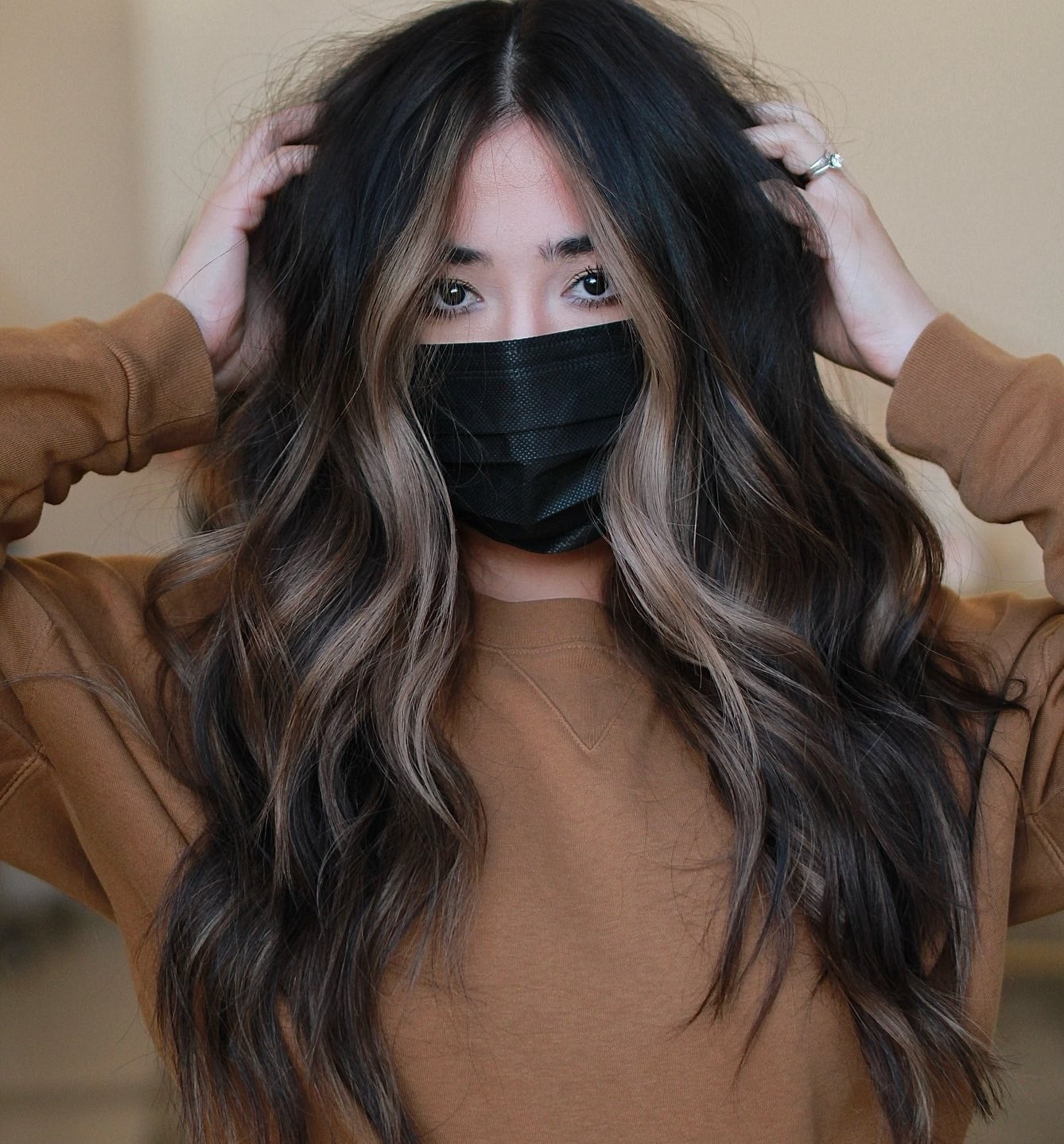 Money Piece Hair With Brown Sweatshirt Money Piece Hair With Brown Sweatshirt — Simple Money Piece