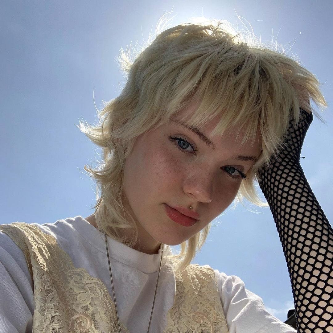 Ash Blonde Collarbone Mullet With Curtain Bangs and Air-Dried Texture — Simple Mullet Hairstyles