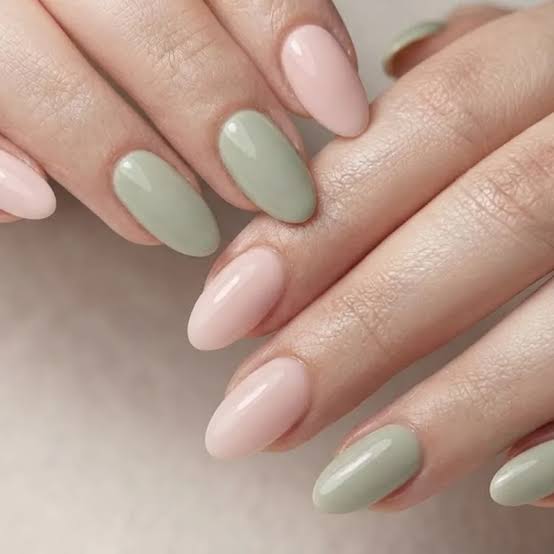 Medium Oval Pink With Small White Flowers Medium Oval Pink With Small White Flowers — Simple Nail Art Inspo