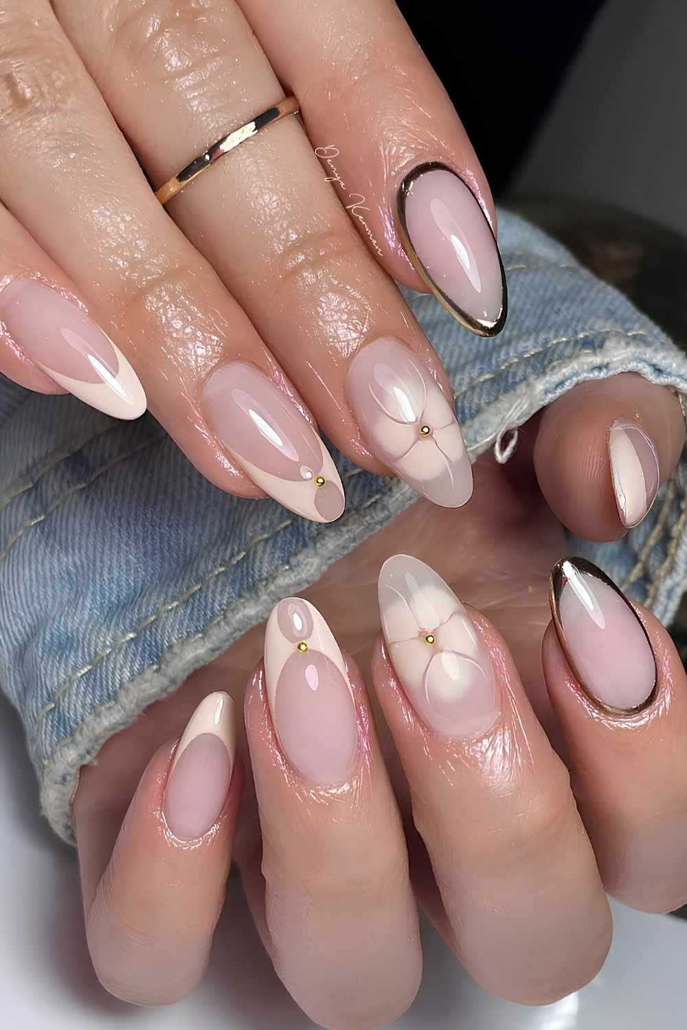 Sheer Nude Gold Outline Floral Almond Nails Sheer Nude Gold Outline Floral Almond Nails — Simple Nails Almond Inspo