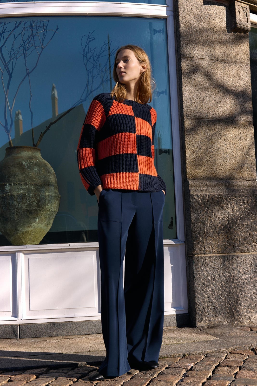 Wide Leg Trousers With a Bold Striped Sweater, Office-Safe Version Wide Leg Trousers With a Bold Striped Sweater, Office-Safe Version — Simple Navy Blue Pants Outfits