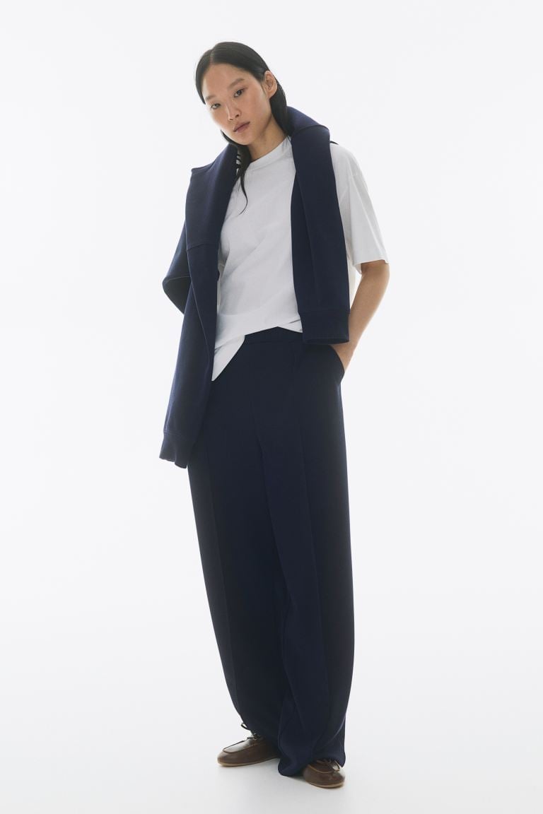 Cropped Tailored Trousers With a Polo Shirt Cropped Tailored Trousers With a Polo Shirt — Simple Navy Blue Pants Outfits