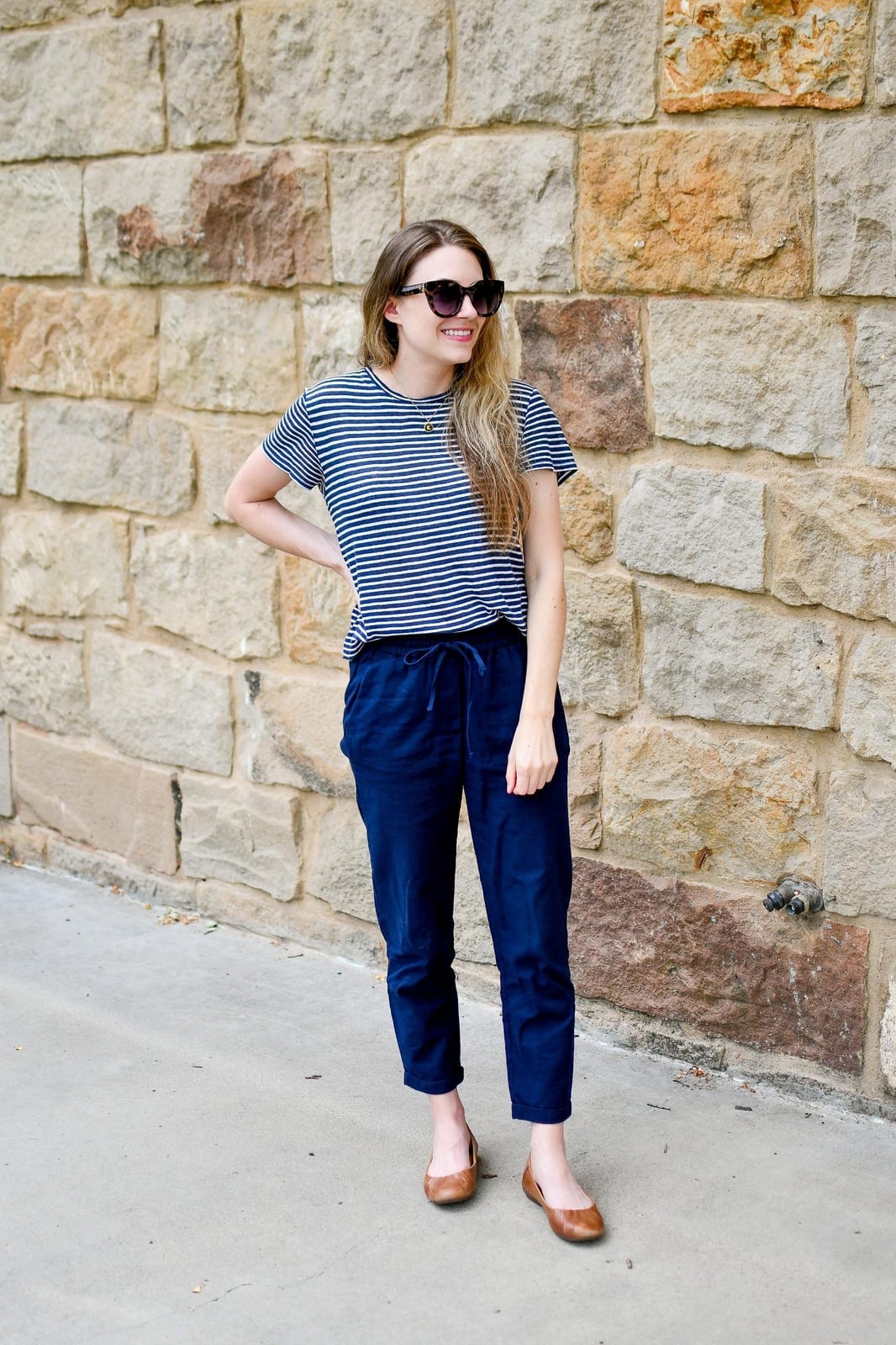 Linen Trousers With a Striped Tee and Ballet Flats Linen Trousers With a Striped Tee and Ballet Flats — Simple Navy Blue Pants Outfits
