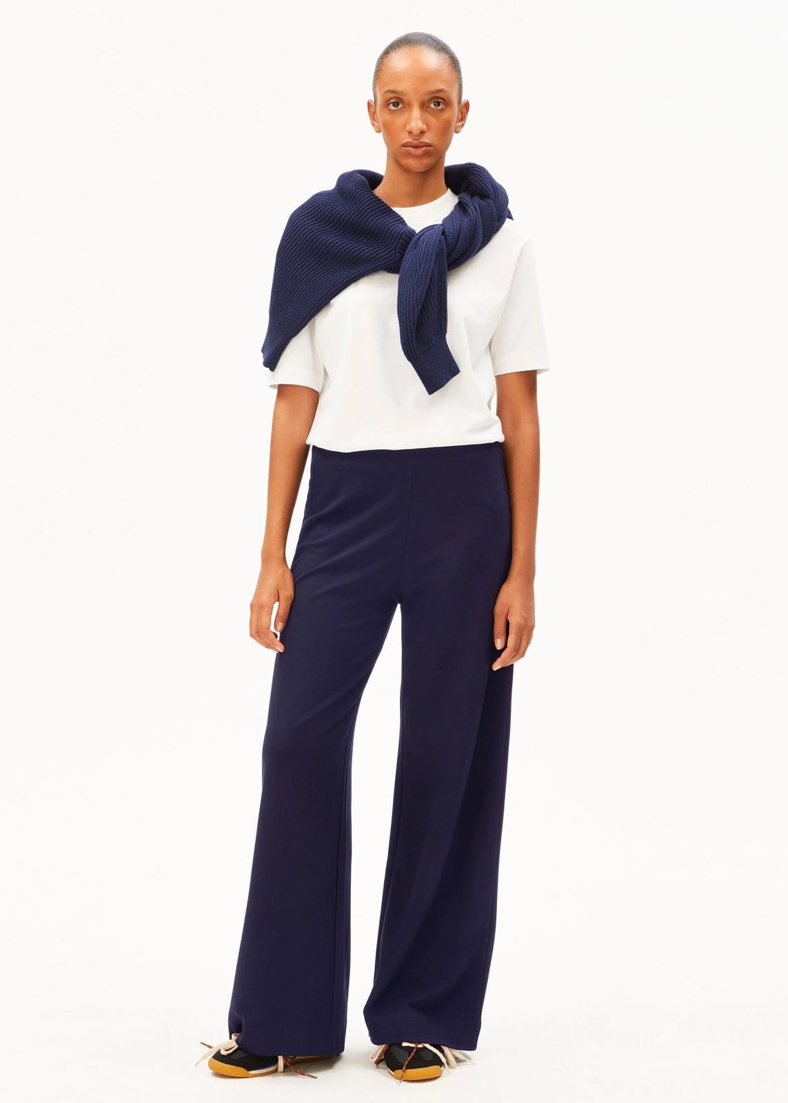Wide Leg Trousers With a Sweater Tied Over Shoulders Wide Leg Trousers With a Sweater Tied Over Shoulders — Simple Navy Blue Pants Outfits
