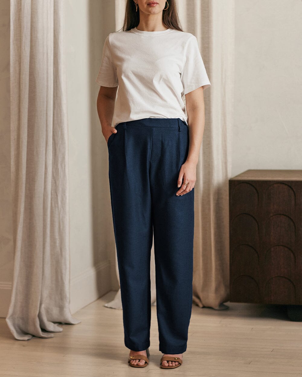High-Waisted Wide Leg Trousers With a Simple Tee High-Waisted Wide Leg Trousers With a Simple Tee — Simple Navy Blue Pants Outfits