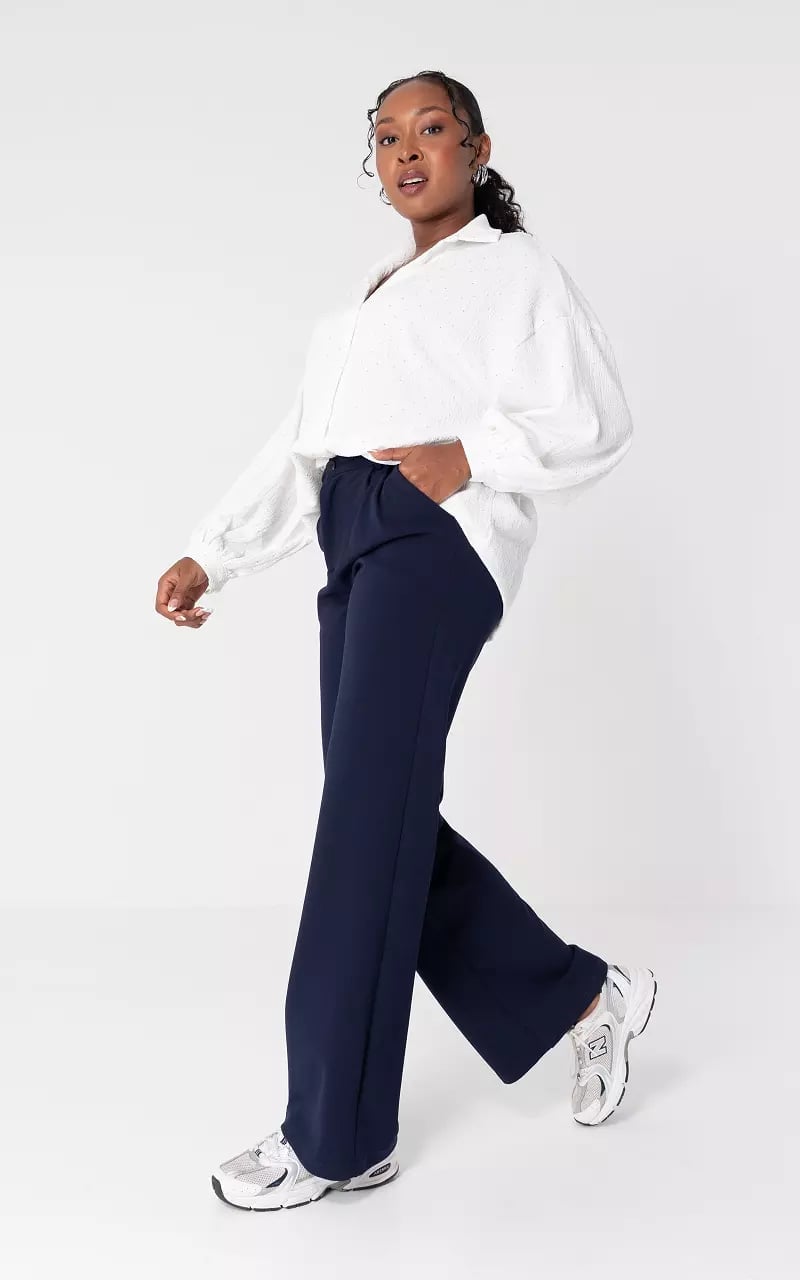 Modern Navy Trousers With a Textured White Shirt Modern Navy Trousers With a Textured White Shirt — Simple Navy Blue Pants Outfits