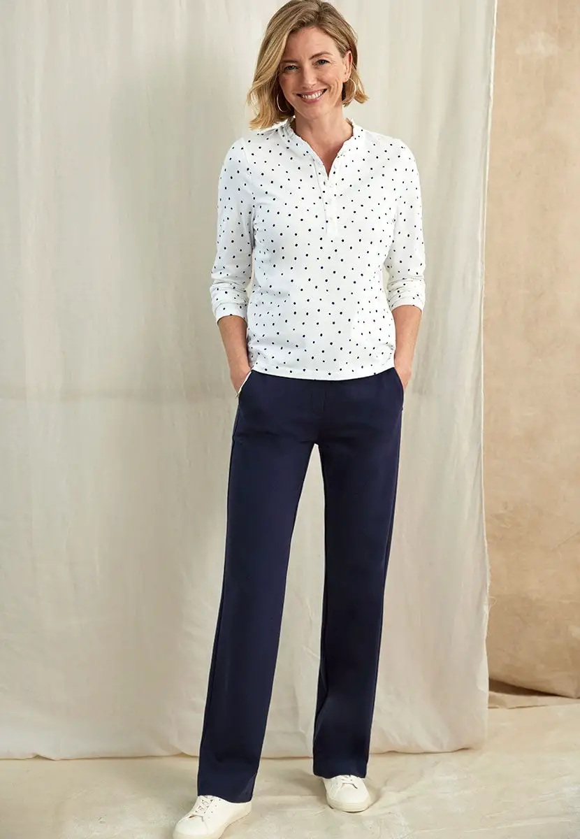 Navy Wide-Leg Pants with a Polka Dot Top and Sneakers — Simple Navy Pants Outfits