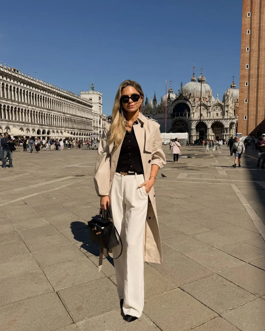 Longline Black Coat Over T-Shirt and Blue Jeans — Simple Negros Outfits
