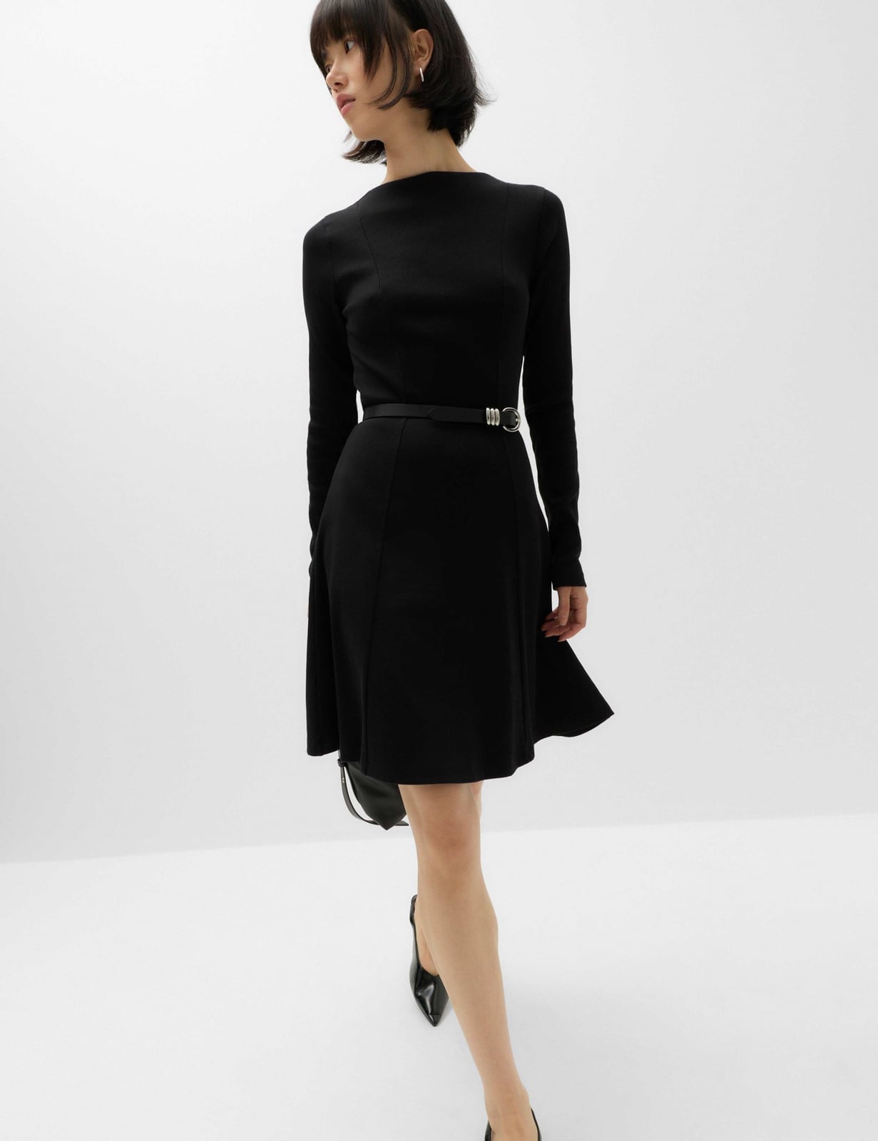 Beige Trench Coat Over Black Cardigan and White Wide-Leg Trousers — Simple Negros Outfits