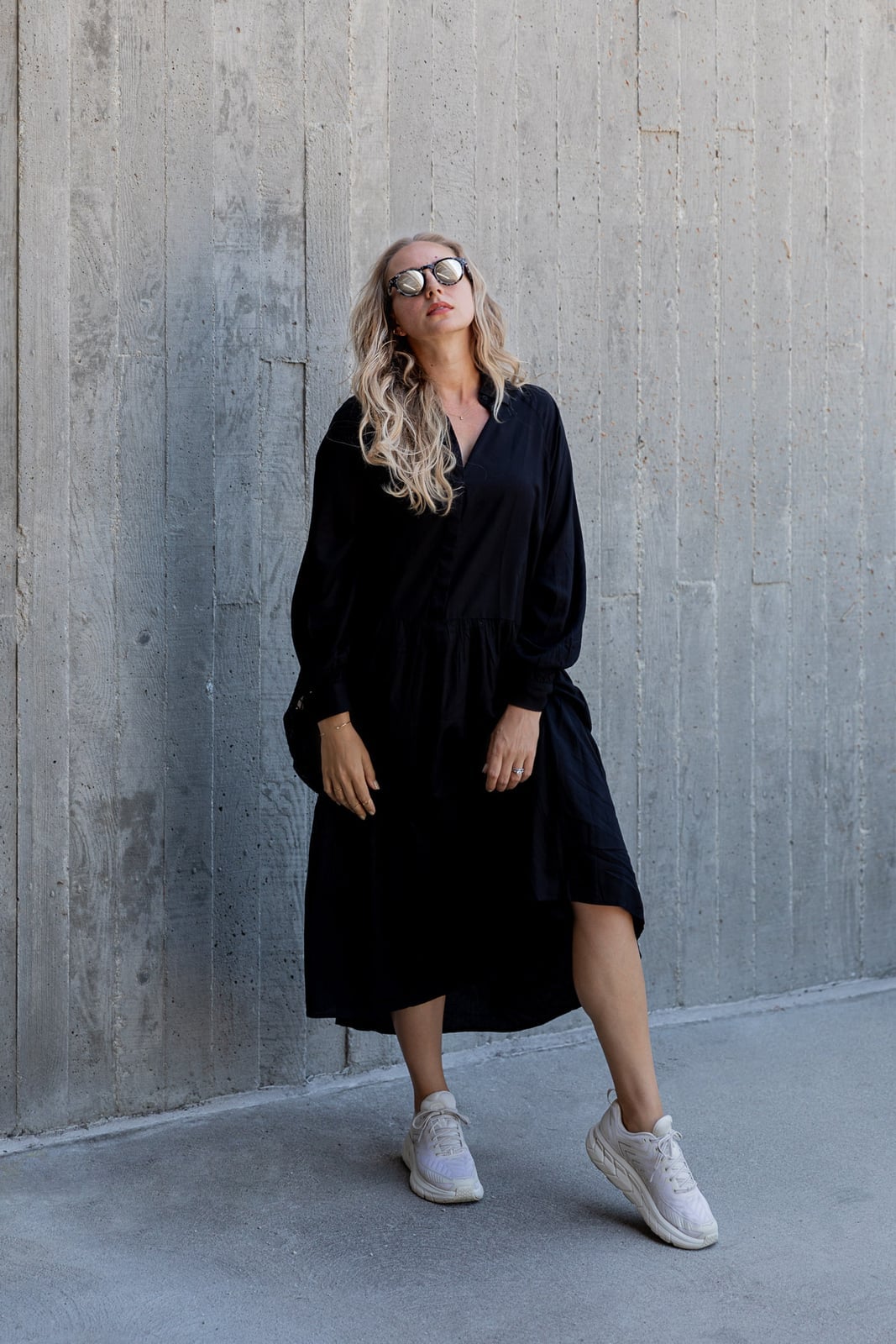 Simple Black Midi Dress with White Sneakers — Simple Negros Outfits