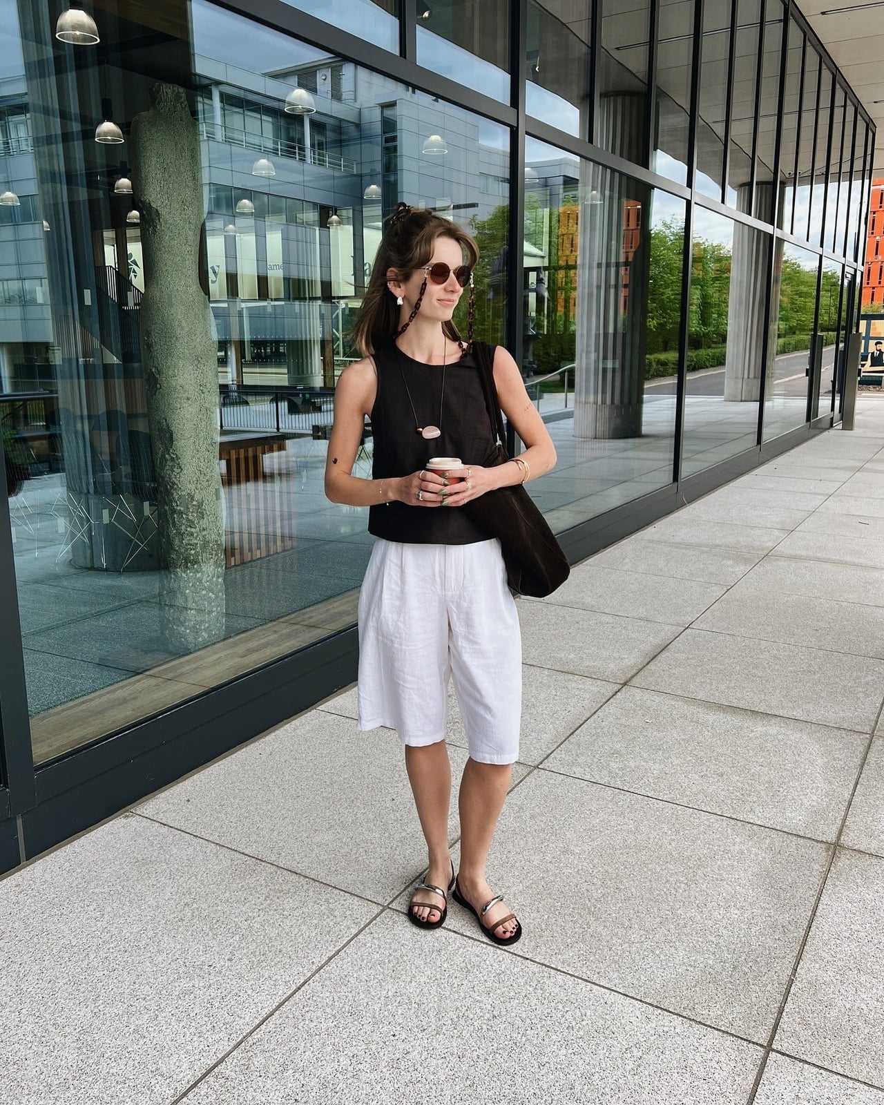 Black Sleeveless Top with White Linen Shorts — Simple Negros Outfits