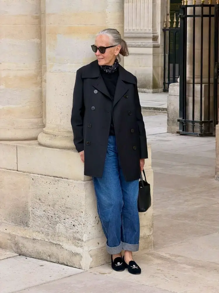 Black Double-Breasted Coat Over Turtleneck and Cuffed Jeans — Simple Negros Outfits
