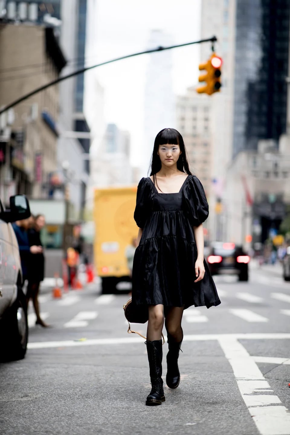 Black Mini Dress with Puffy Sleeves and Combat Boots — Simple Negros Outfits