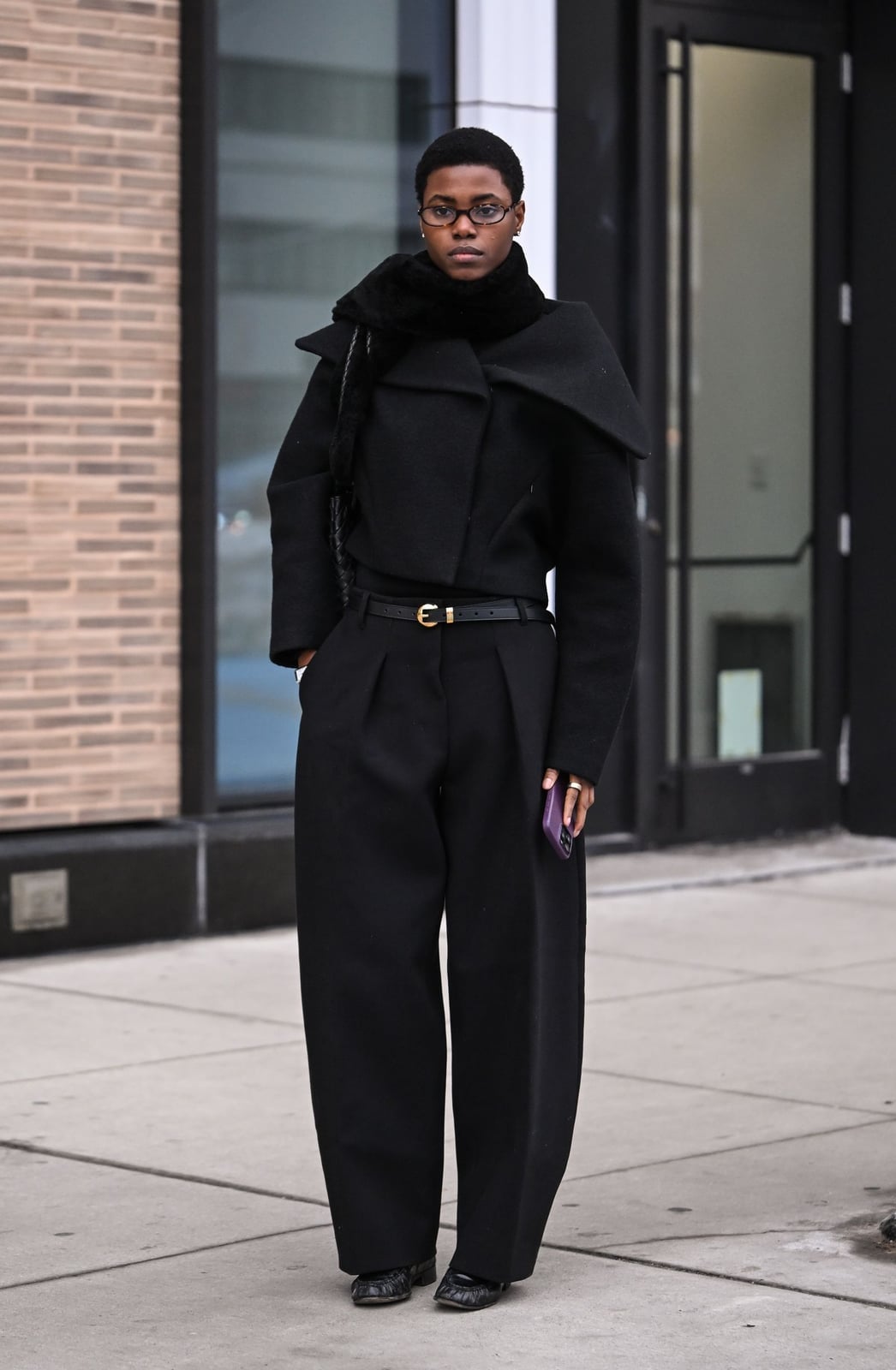 Oversized Black Wool Coat with Fur Collar and Wide Leg Trousers — Simple Negros Outfits