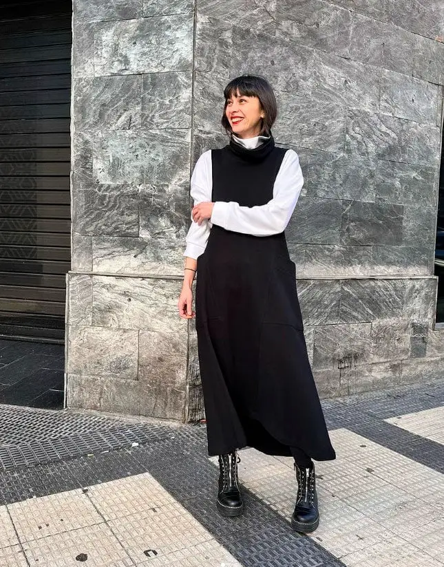 Black Pinafore Dress Over White Long-Sleeve Shirt — Simple Negros Outfits